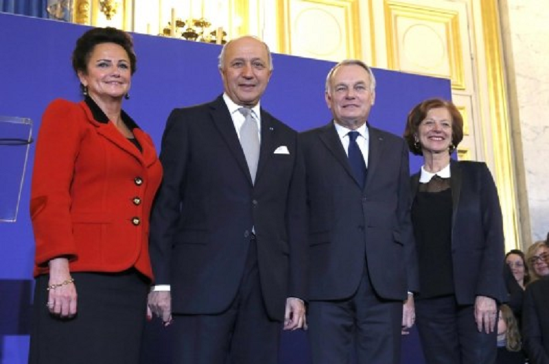 Cérémonie de passation de pouvoirs au ministère des affaires étrangères et du développement international entre Laurent Fabius et Jean-Marc Ayrault, entourés de Marie-France Marchand-Baylet et Brigitte Ayrault (Paris, Quai d'Orsay, grande salle à manger) - Photo auteur Frédéric de La Mure.