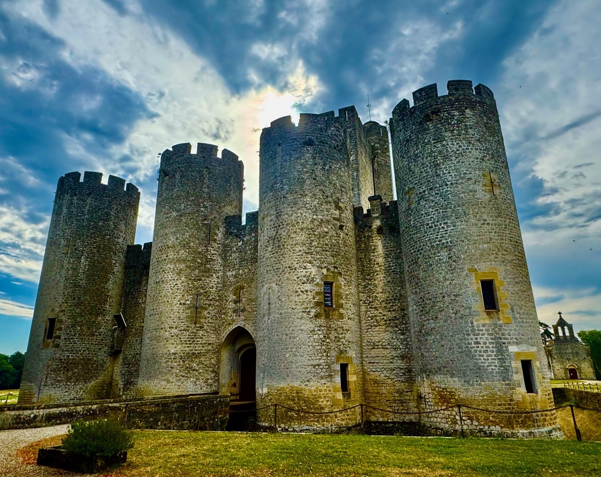 Le célèbre château de  Roquetaillade, une forteresse médiévale spectaculaire. /crédit JDL