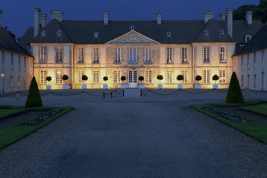 The courtyard of honor of Château d'Audrieu - Photo : Château d'Audrieu