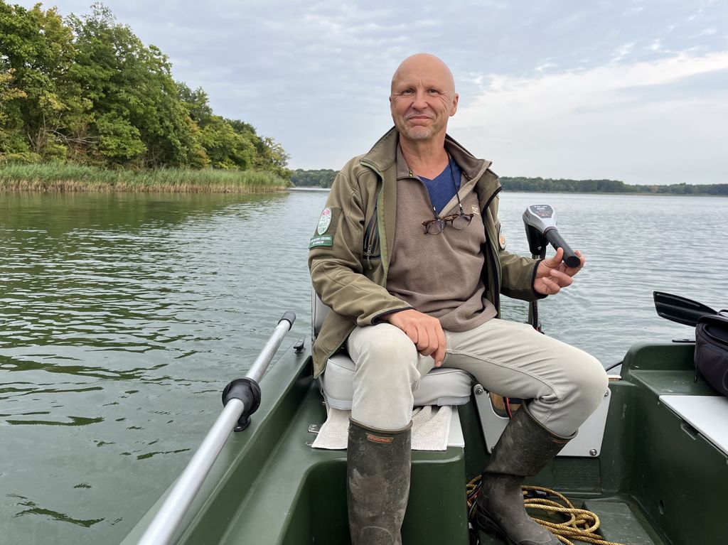 Fabrice André, guide nature, est intarisable sur la faune et la flore du lac de Madine ( PB)