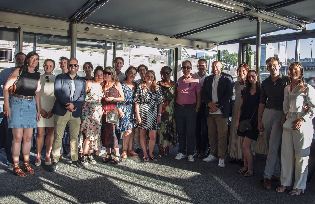 L'équipe de French Travel Partners a fêté ses 40 ans au pied de la tour Eiffel en compagnie de la direction d'AC Group et de quelques uns de ses plus fidèles partenaires - Photo : Lola Russell