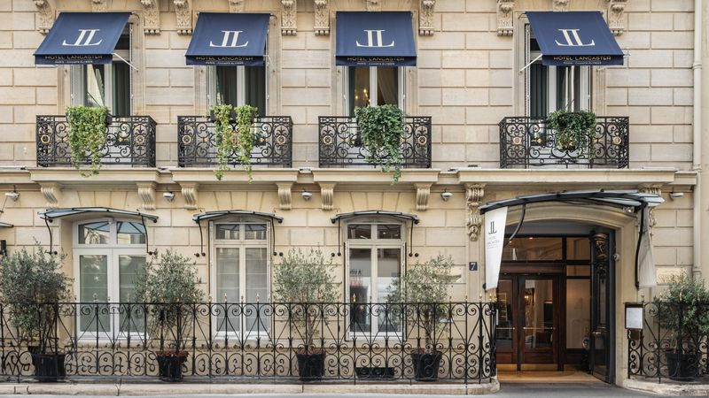 La façade de l'hôtel sis 7, rue de Berri (© Hôtel Lancaster)