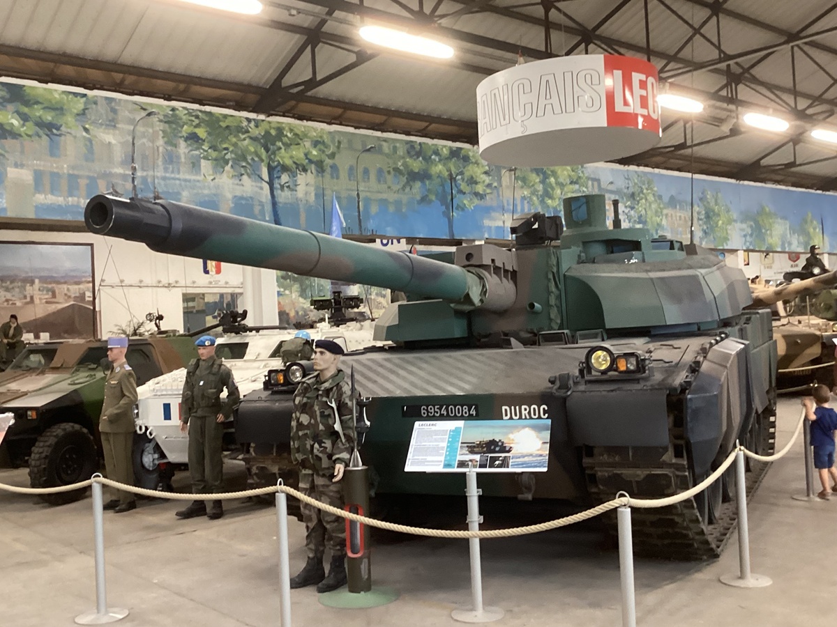 Le célèbre char Leclerc parmi les centaines exposés au sein du musée des blindés de Saumur - Photo : J.-P.C.