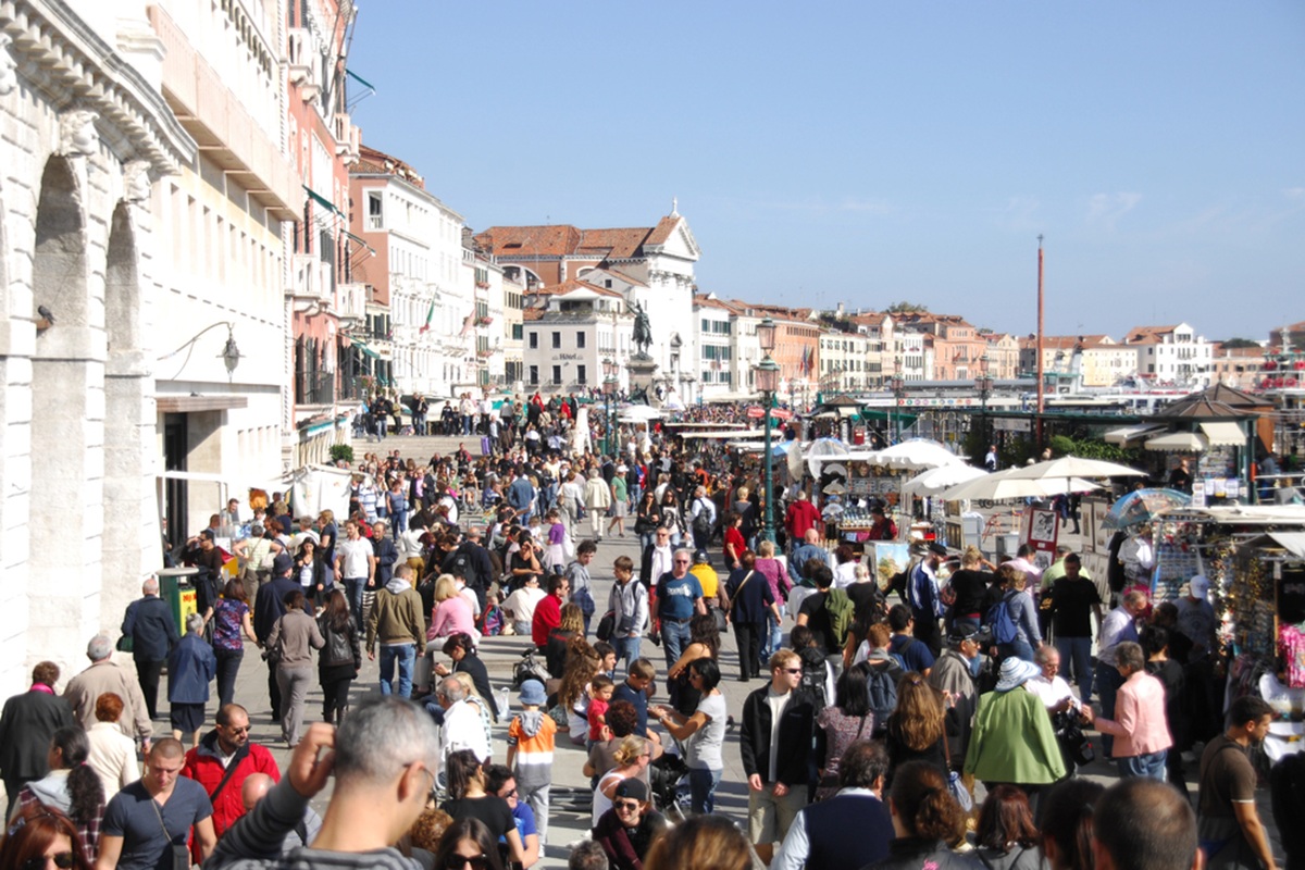Selon l’ONU Tourisme, le tourisme mondial devrait croître de 3 à 5 % d’ici la fin de l’année. @depositphotos/rajastills