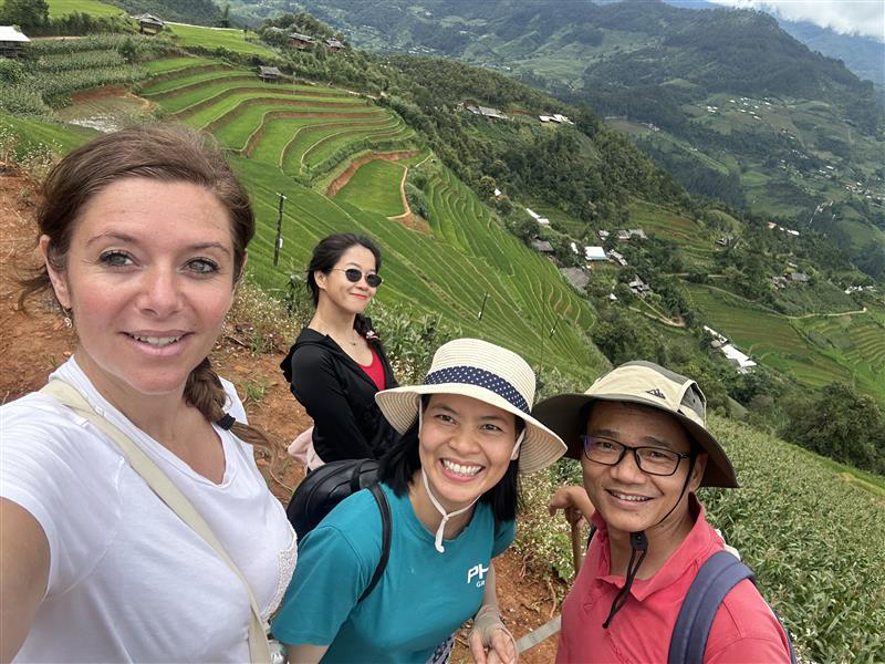 Élodie Blanchot et Vu Thi Huong en inspection dans le nord du Vietnam © Easia Travel.com