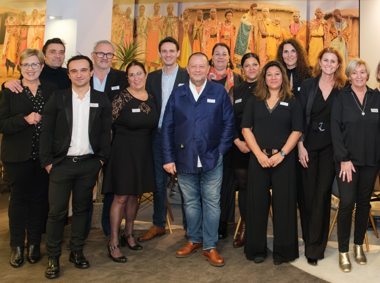 Emmanuel Foiry, entouré de ses équipes - Photo  Kuoni France Emmanuel Foiry, entouré de ses équipes - Photo  Kuoni France