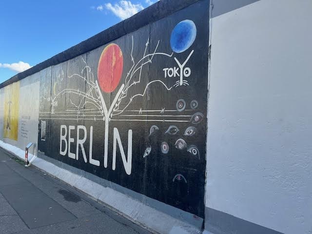 Quel plus beau symbole que la chute du mur de Berlin pour un professionnel du voyage. @LG Quel plus beau symbole que la chute du mur de Berlin pour un professionnel du voyage. @LG