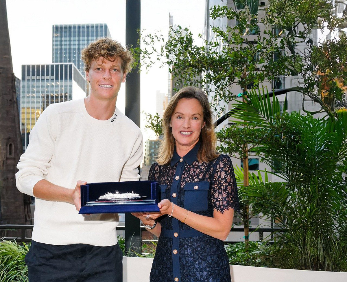 Anna Nash, Présidente d’Explora Journeys, et Jannik Sinner, lors de l’annonce du partenariat à New York © Explora Journeys