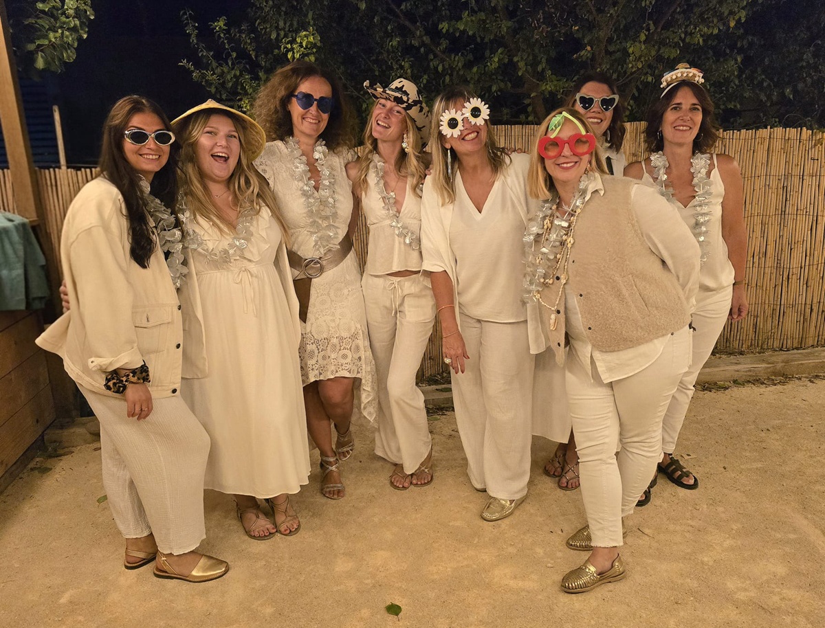 Ingrid Lexa (lunettes marguerites) entourée de ses équipes lors des 10 ans d'IWL Voyages - Photo CE
