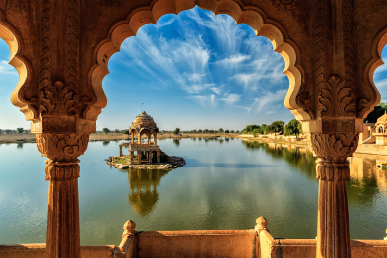 Monument indien Gadi Sagar – vue du lac artificiel à travers l’arche – Jaisalmer, Rajasthan, Inde – © f9photos – Fotolia.com