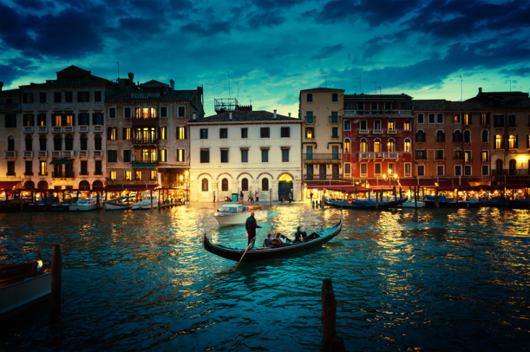 Le grand canal au coucher du soleil – Venise, Italie – © Iakov Kalinin – Fotolia.com
