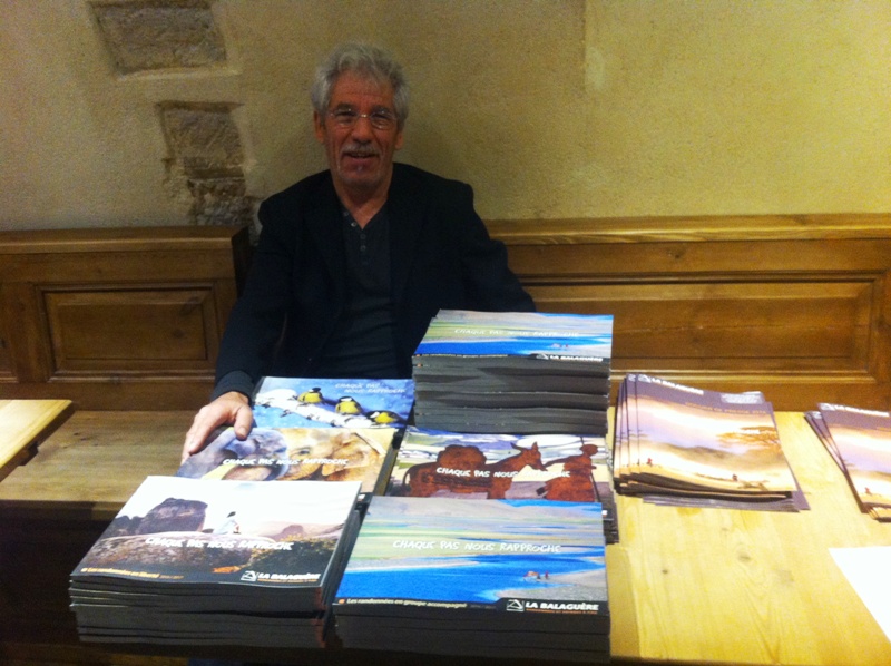 Vincent Fontvieille, le fondateur de la Balaguère, devant ses 5 brochures thématiques regroupant les 860 voyages de la production 2016 - DR : LAC