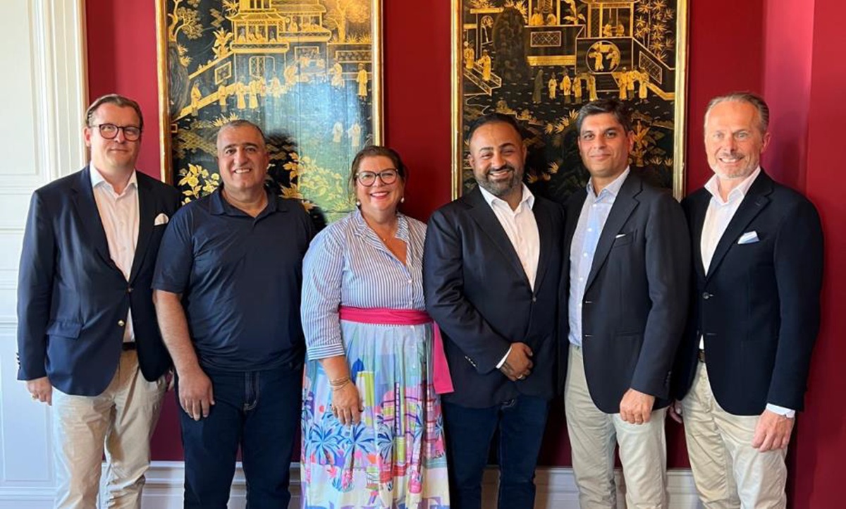 De gauche à droite : Bardo-Maria Feuring (propriétaire de Feuring Hotel Consulting), Dana Qadir (propriétaire de Schloss Reinhartshausen), Stefanie Rummel (IHG), Hevar Berzenji (propriétaire de Hotel Schloss Reinhartshausen Operating Company), Miguel Martins (IHG) et Mario Maxeiner (IHG) - Photo : IHG