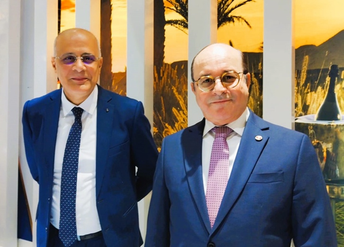 Soufiane Tekaya Ministre du Tourisme et de l’Artisanat de Tunisie (au premier plan) et S.E. Dhia Khaled Ambassadeur de Tunisie en France sur l’Espace Tunisie au Salon IFTM Top Resa septembre 2025. (MS).