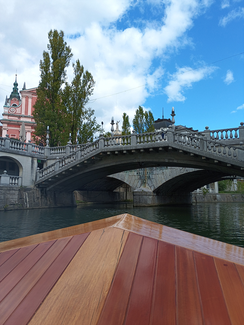 A bord d'une barque sur la rivière Ljubljanica, Slovénie © Breathe in Travel