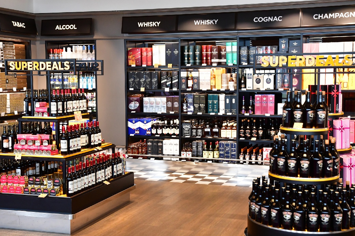 Les whiskies en édition limitée et les bouteilles de champagne exclusives ont augmenté en ventes de 21% entre 2023 et 2025 - Depositphotos.com Auteur packshot