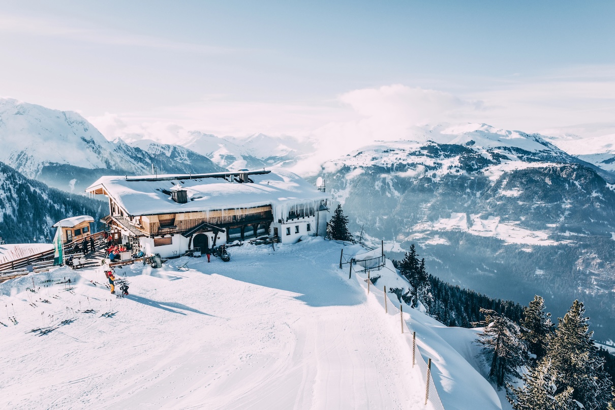 La saison de ski 2024-2025 s’est achevée sur une dynamique positive pour l’ensemble des massifs français - Depositphotos.com, @AlexGukBO