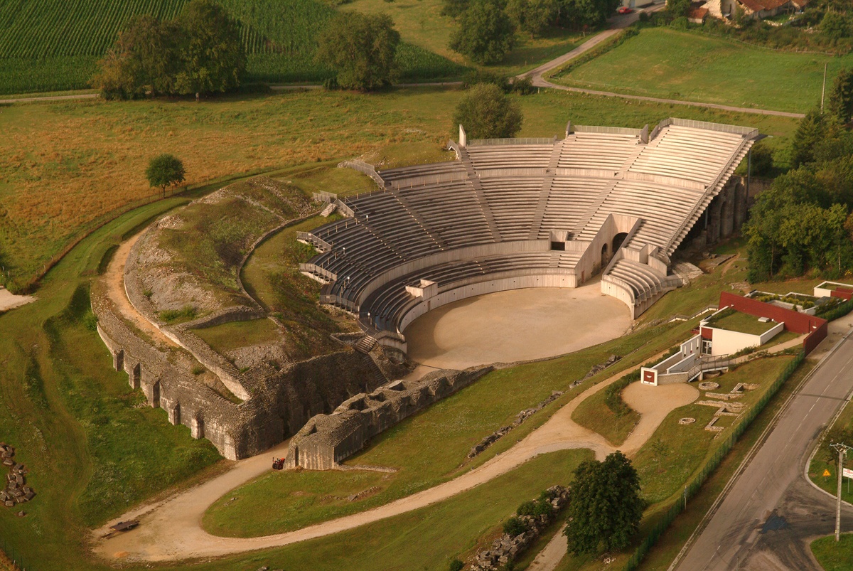 L’amphithéâtre de Grand, construit vers l’an 80, était au 3e rang des édifices de la Gaule avec 18 000 places - Crédit photo : OT des Vosges L’amphithéâtre de Grand, construit vers l’an 80, était au 3e rang des édifices de la Gaule avec 18 000 places - Crédit photo : OT des Vosges