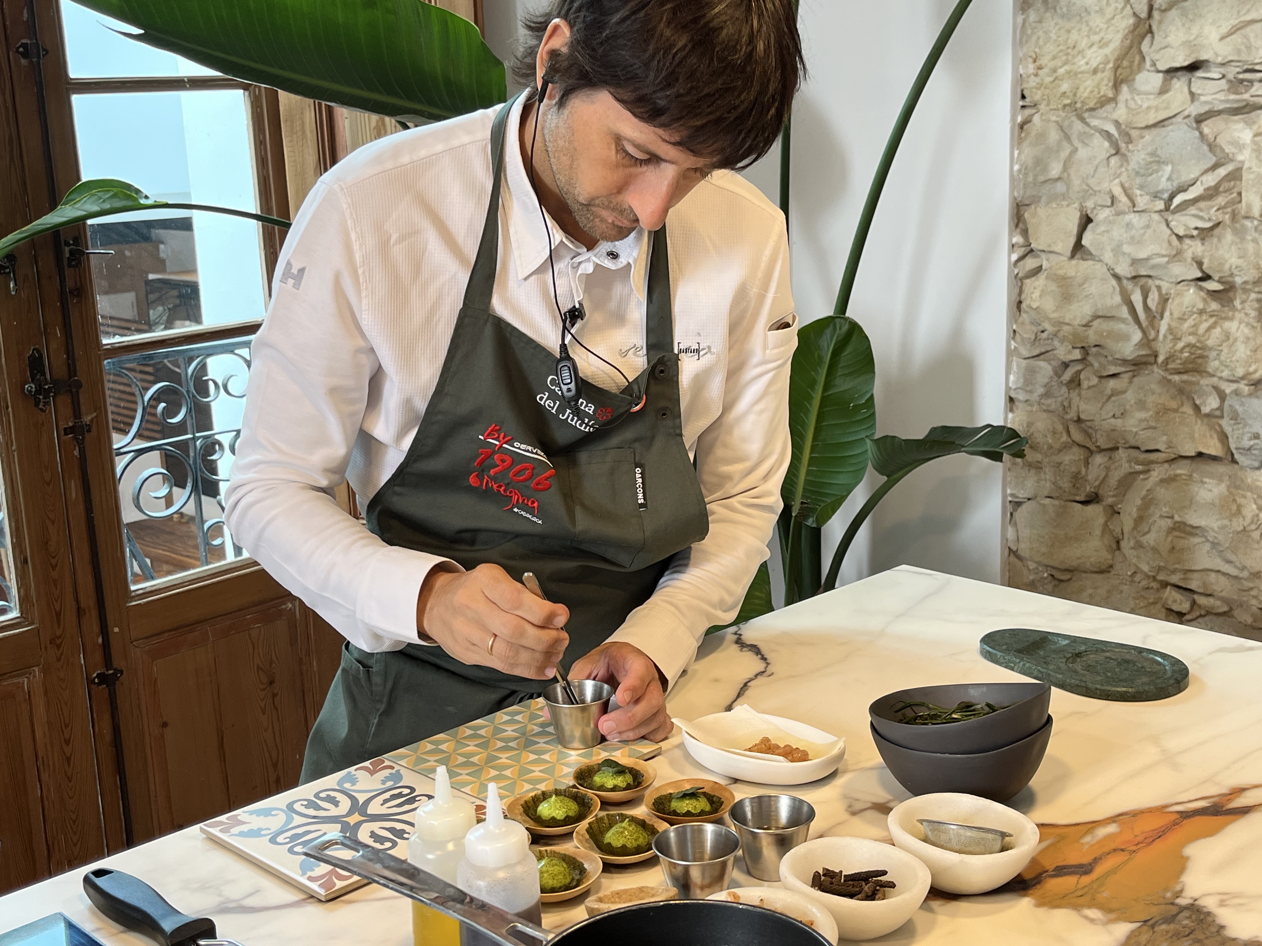 Sergio Bastard, chef étoilé Michelin, en train de dresser un plat dans la cuisine de La Casona del Judio - PB