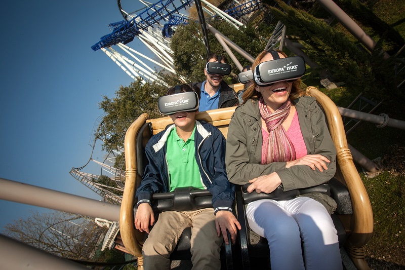 Muni de lunettes de réalité virtuelle, le public peut découvrir un extrait de la nouvelle animation 4D, synchronisé aux mouvements des wagons, sur le grand huit "Pegasus Coastiality" - DR : Europa Park