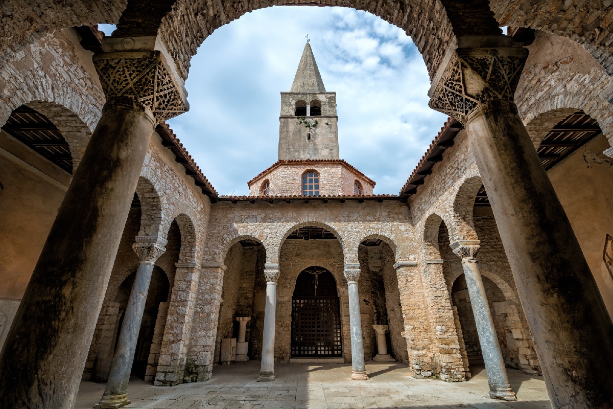 Atrium de la basilique Euphrasienne, Porec - Depositphotos.com  Auteur SonSam