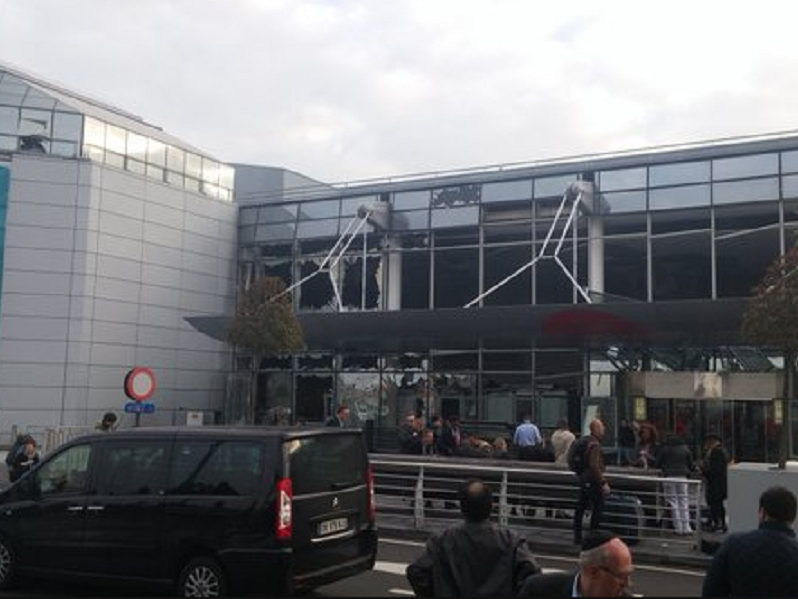 L'explosion s'est produite au niveau du Hall des départs de l'aéroport de Zaventem à Bruxelles - Photo : Twitter @Sindhleak