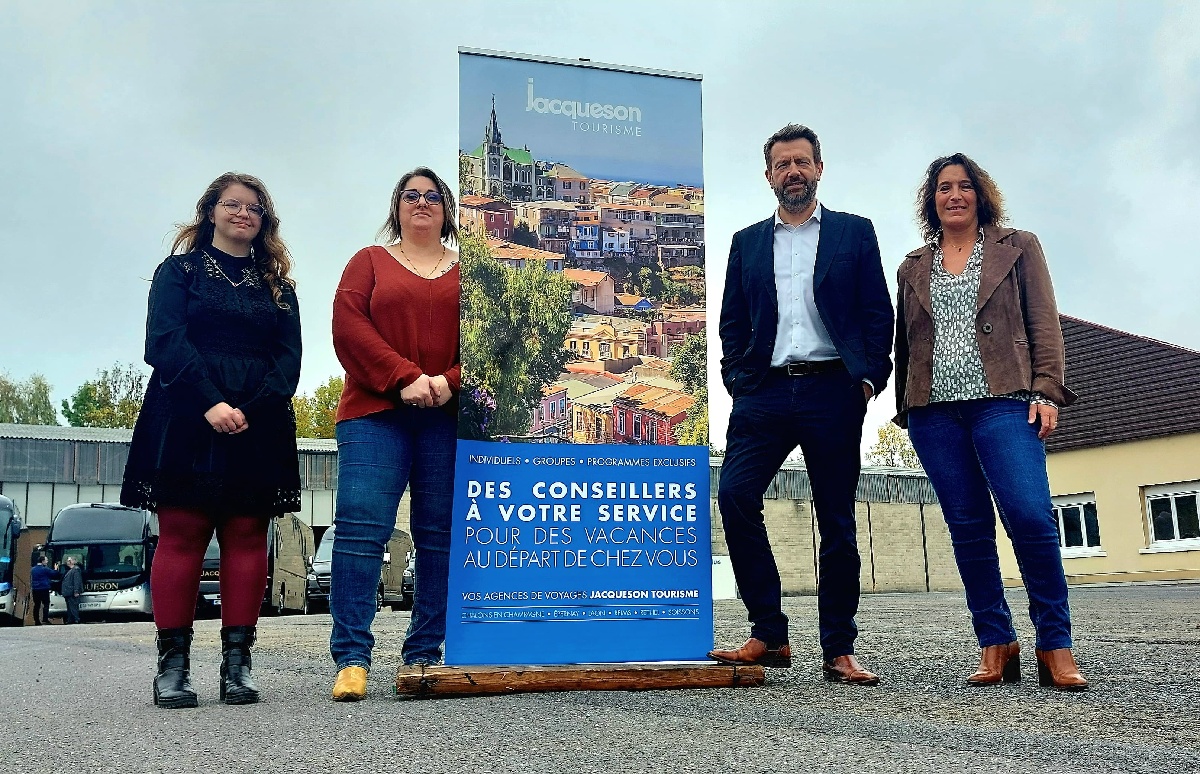 Sébastien Guillaud nouveau directeur général entourée des équipes de Jacqueson Tourisme - Photo Groupe Jacqueson