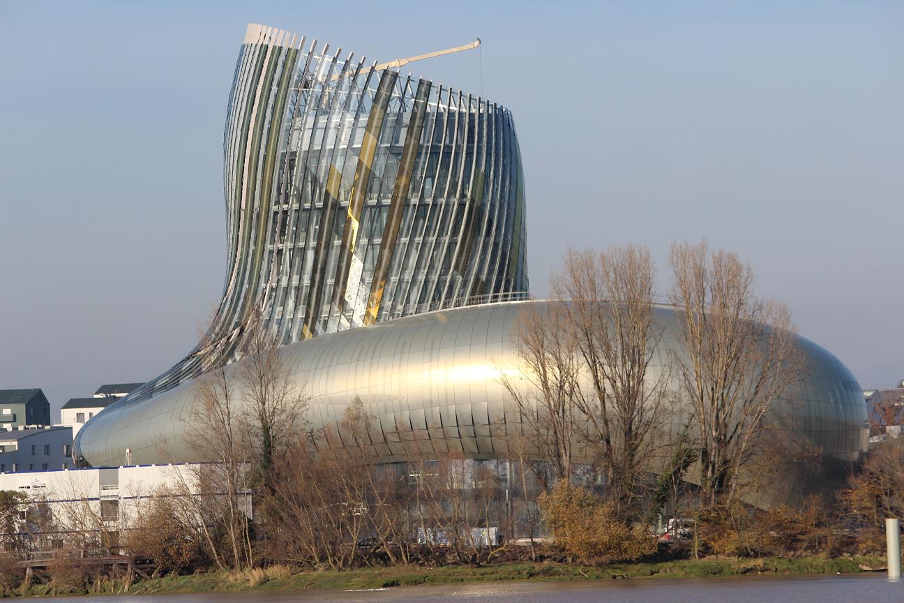 Sur les rives de la Garonne, La Cité du Vin encore en chantier. Répartie sur 10 niveaux elle  se compose d’un espace architectural de 13 350 m2, d’une flèche culminant à 55 mètres et d’un belvédère au 8ème étage à 35 mètres. Elle est l’œuvre de l’agence d’architecture XTU et de Casson Mann Limited pour la scénographie. Photo OT Bordeaux (prise en décembre 2015).