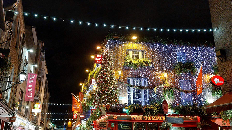 Christmas Temple Bar Pub, Dublin © Failte Ireland