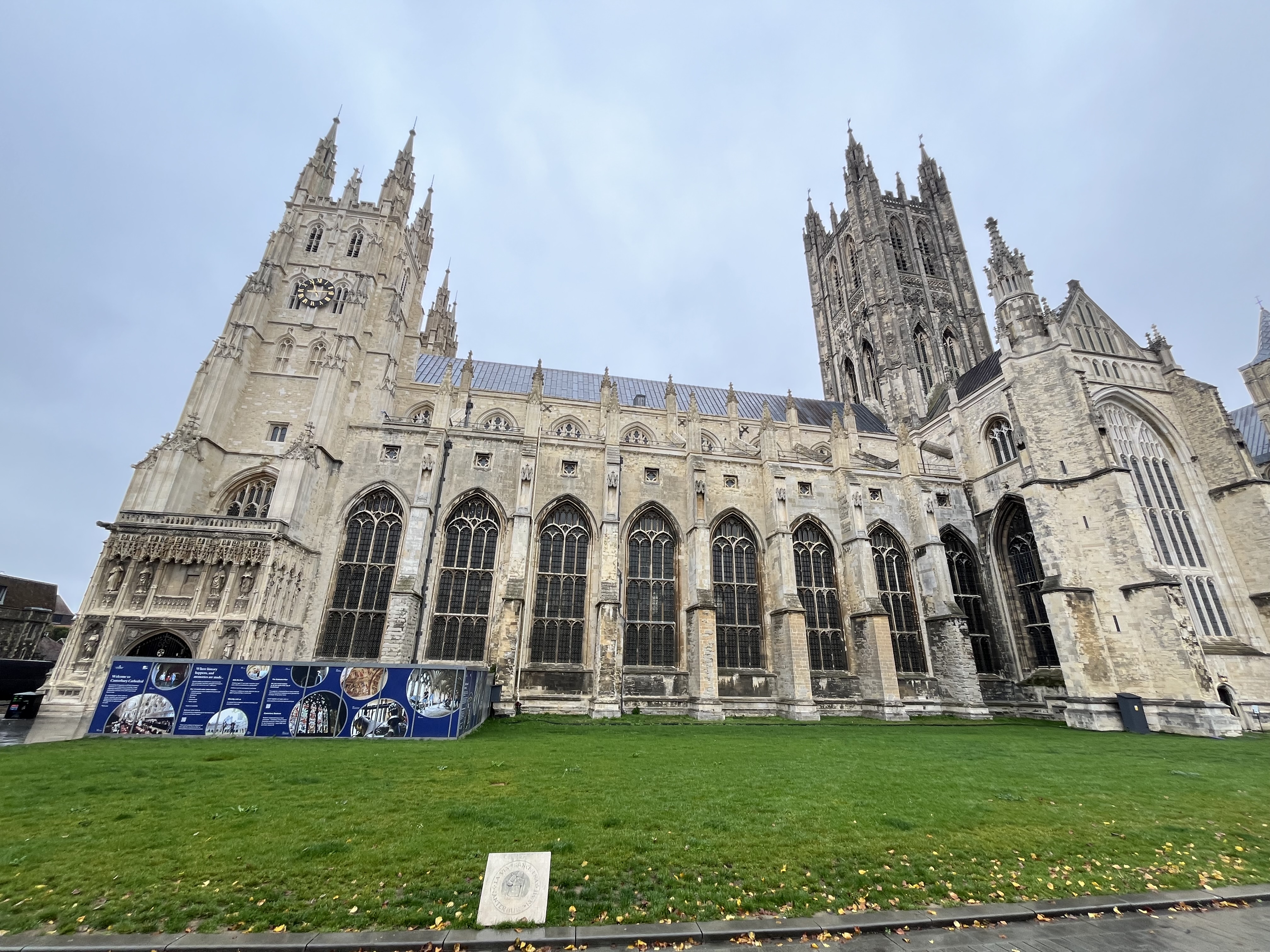 Devant la cathédrale de Canterbury, une plaque rappelle qu'elle est le point de départ de la Via Francigena © PB