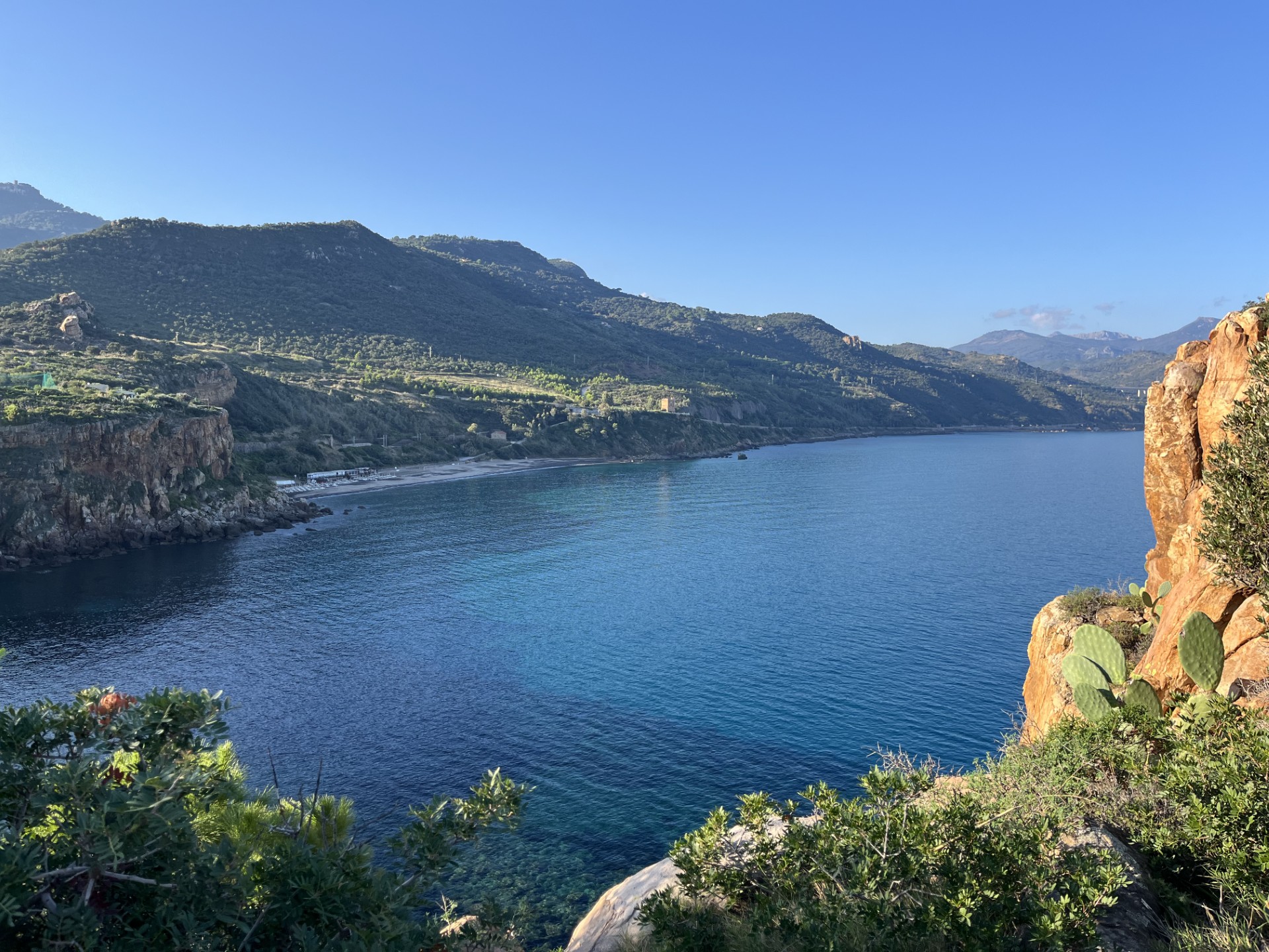 Le Mangia's Pollina est un perché sur promontoire rocheux qui domine la mer Méditerranée © PB