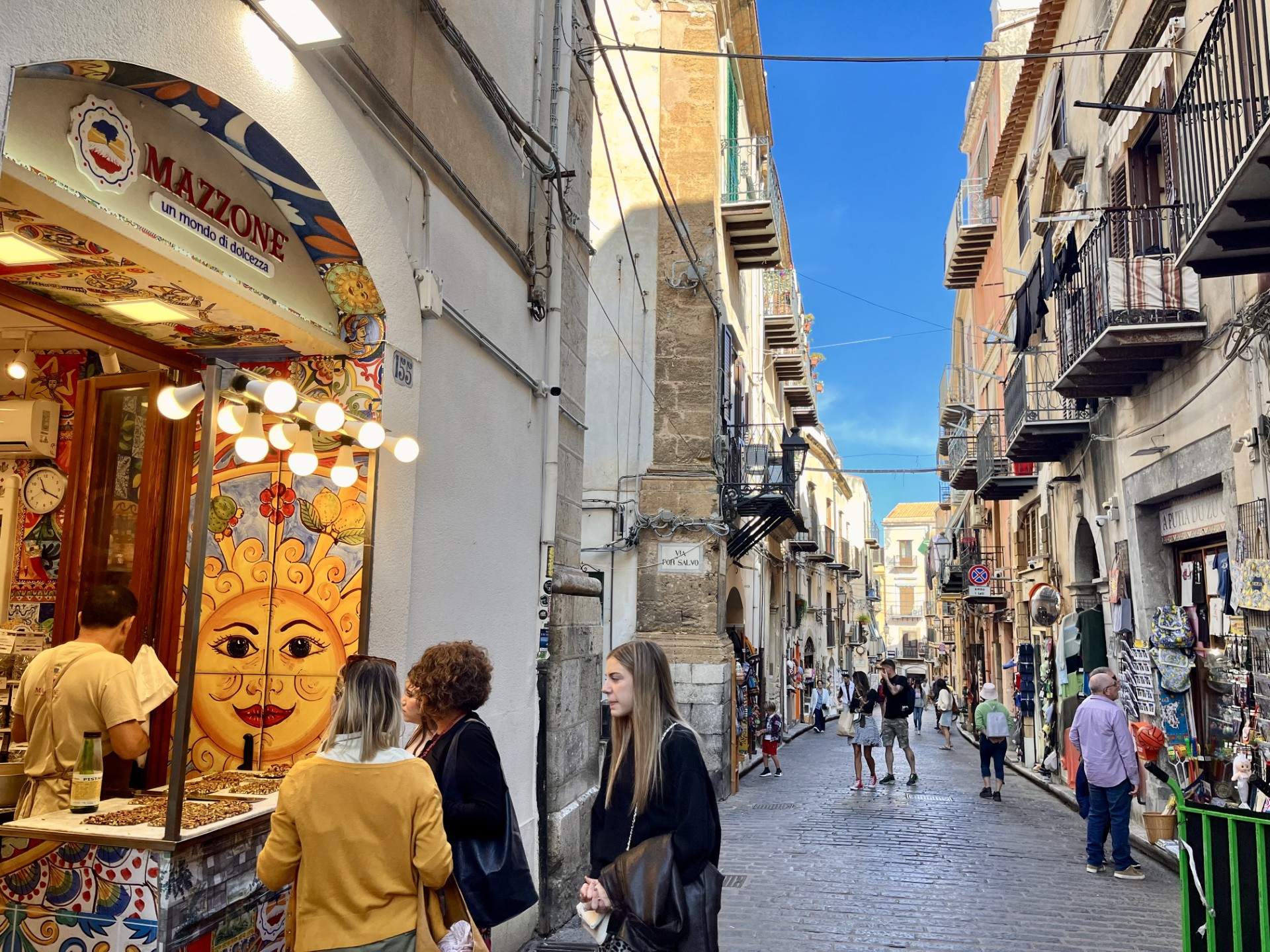 Les pittoresques rues pavées de Cefalù  sont pleines de jolies boutiques colorées © PB