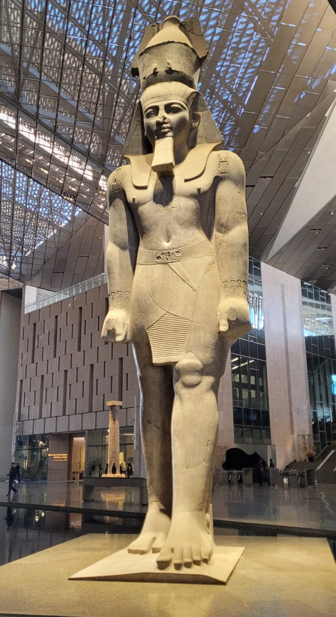 La statue de Ramsès II accueille les visiteurs dès l'entrée - Photo : A.B.