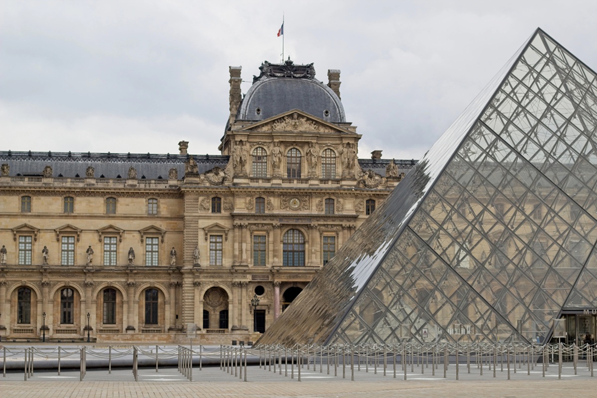 Après le braquage du Louvre, le 19 octobre 2025, les curieux viennent découvrir le lieu de ce vol digne d’un film hollywoodien. @depositphotos/Matthieu74