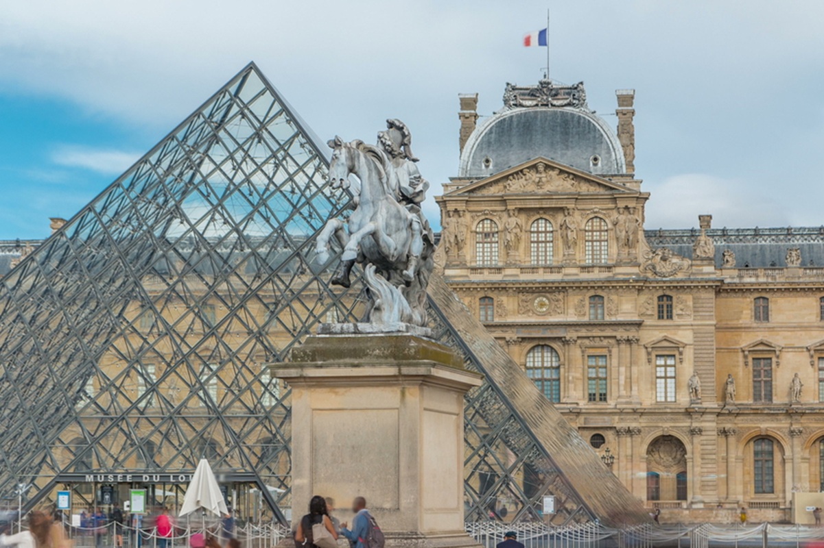 Cambriolage spectaculaire au retentissement mondial, le vol de bijoux au Louvre a marqué les esprits. Avec près de 9 millions de visiteurs annuels, ce braquage ne laisse personne indifférent. @depositphotos/neiezhmakov Cambriolage spectaculaire au retentissement mondial, le vol de bijoux au Louvre a marqué les esprits. Avec près de 9 millions de visiteurs annuels, ce braquage ne laisse personne indifférent. @depositphotos/neiezhmakov
