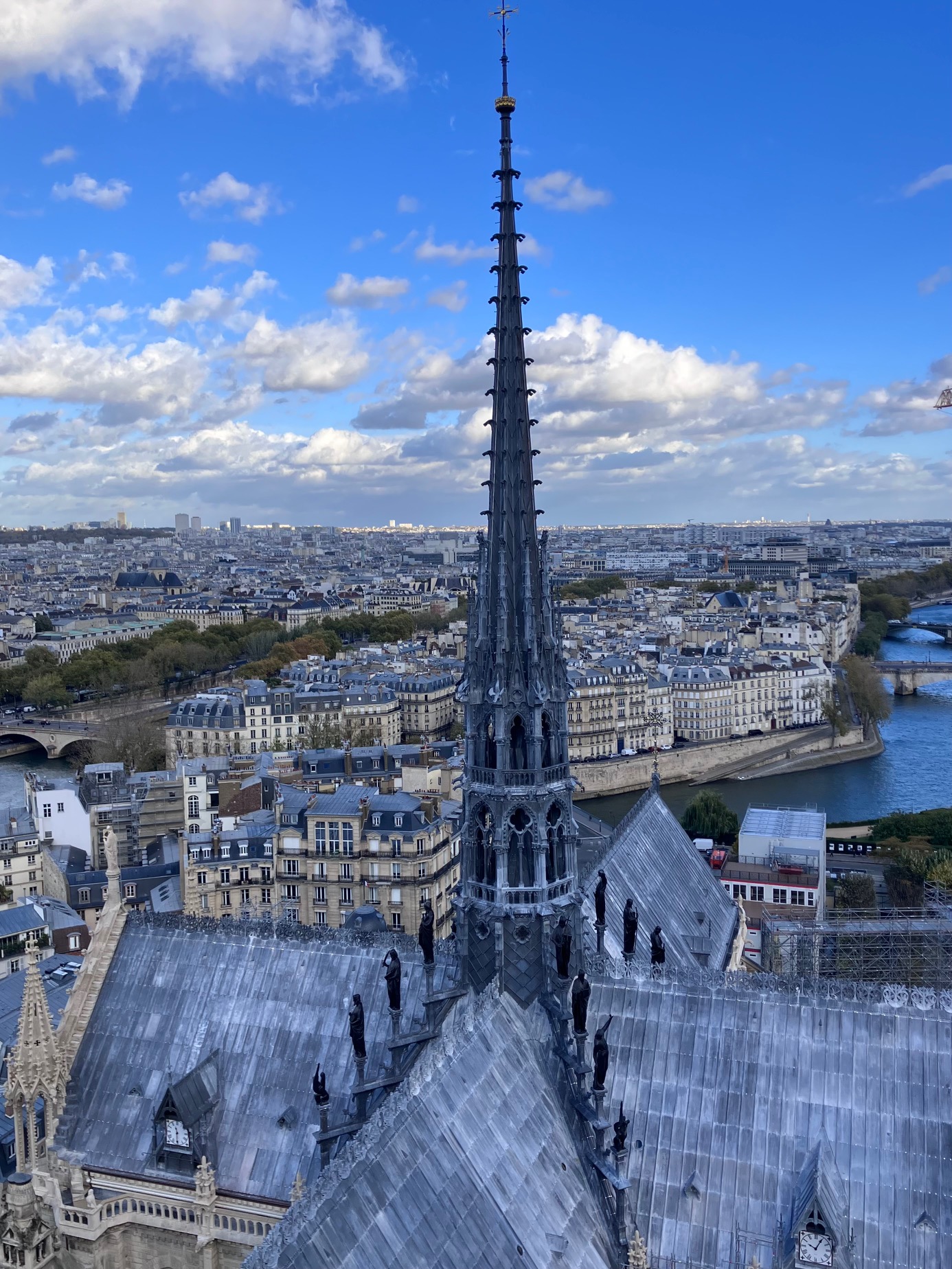 La visite propose une vue inédite sur la flèche reconstruite. (c)T.Beaurepère