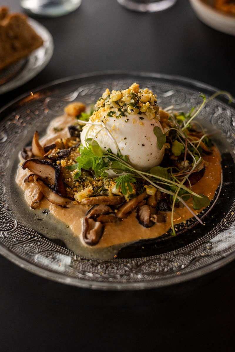 Une assiette garnie d'un œuf et de champignons savoureux au restaurant situé dans le Strøm spa nordique du Vieux-Québec, Québec © GouvQc Ghyslene Lablack
