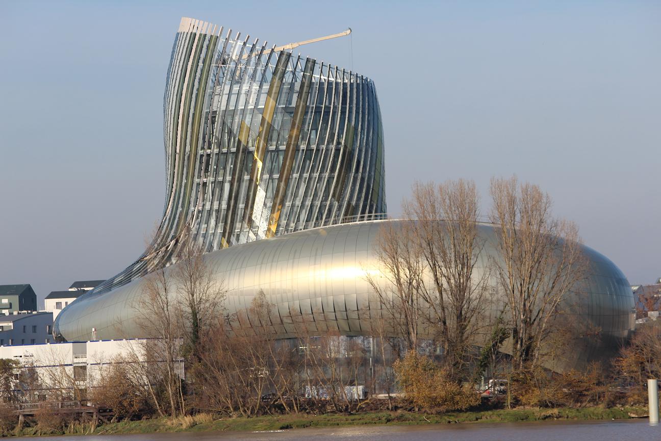 On the banks of the Garonne river, La Cité du Vin is still under construction. Spread out over 10 levels it holds an architectural space of  13 350 m2, with a 55 meters high arrow, and a belvedere on the 8th floor culminating at 35 meters. It is the work of the architecture firm XTU and of Casson Mann Limited for the scenography. Photo OT Bordeaux (taken in December 2015.)