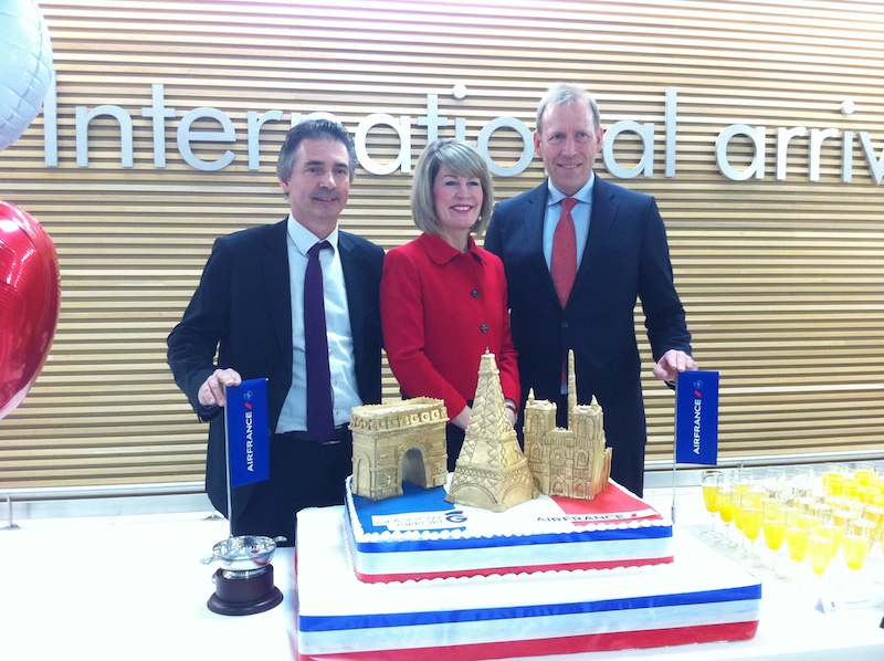 L'aéroport de Glasgow a célébré l'arrivée du nouveau vol d'Air France avec un énorme gâteau bien crémeux. DR-LAC