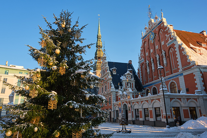 Riga sous la neige pendant la période de Noël © Shutterstock Civitatis
