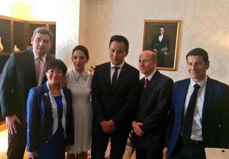 Liu Ye, entouré notamment de Yu Jinsong, Consule générale de la République populaire de Chine à Marseille ; Anaïs Martane, son épouse ; David LISNARD, Président du CRT Côte d’Azur ; Dominique THILLAUD, Président du Directoire Aéroports de la Côte d’Azur - DR : Nathalie Dalmasso