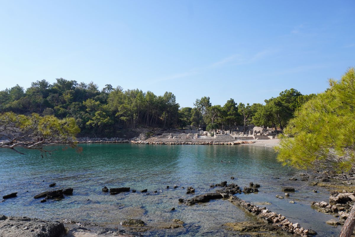 A Phaselis, des petites plages charmantes permettent d’entrer dans l’eau et de s’éloigner un peu du rivage pour contempler le site depuis la mer - Photo : C.Hardin