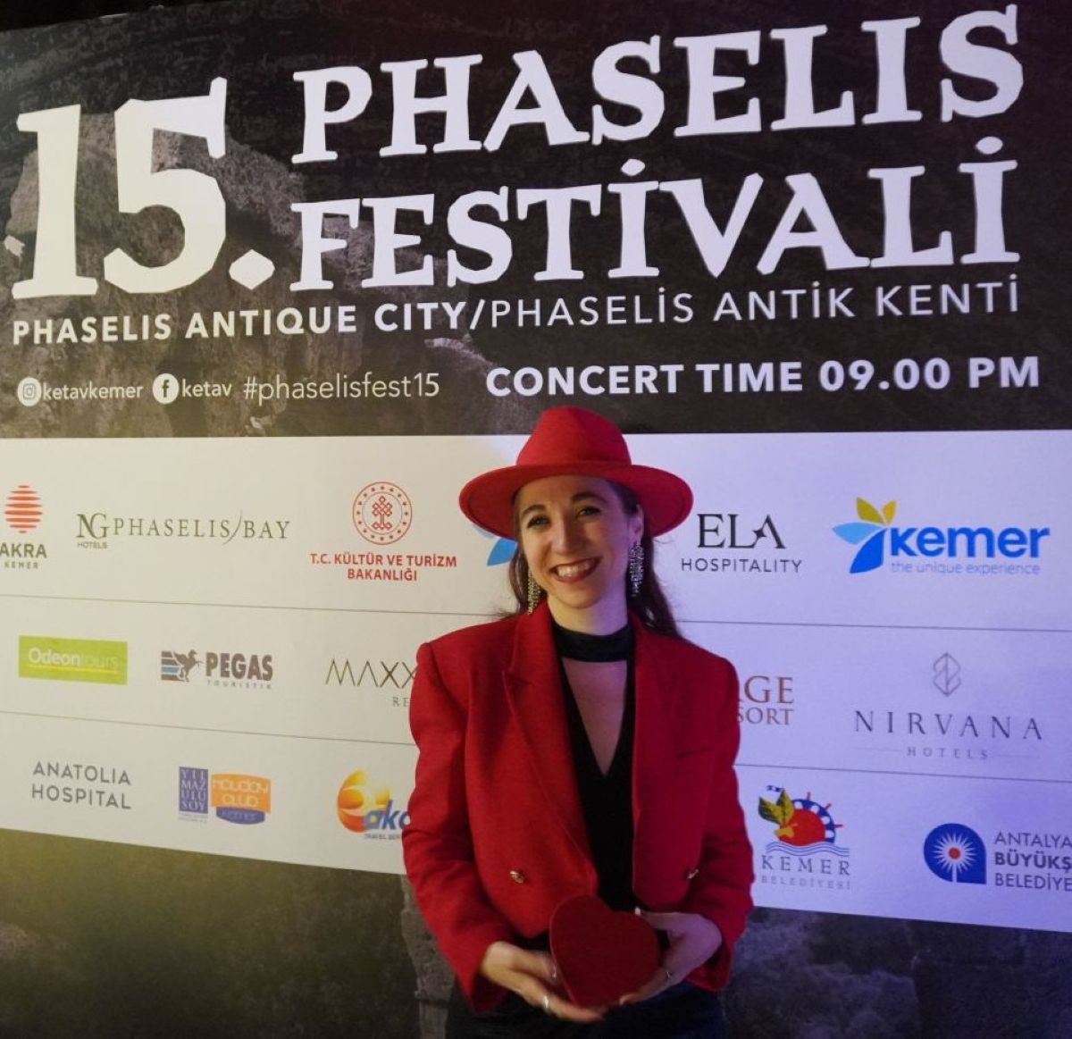 La chanteuse Sanat Deliorman pose pour TourMaG.com - Photo : C.Hardin