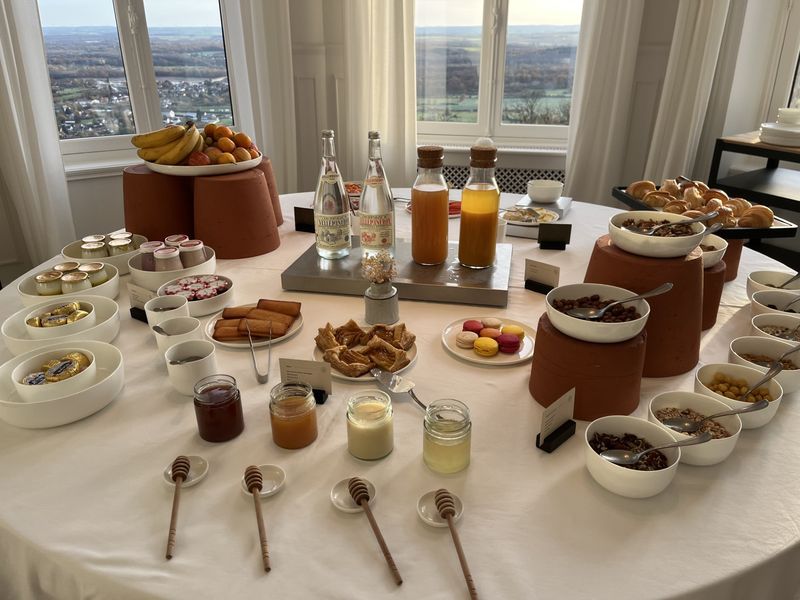 Des petits-déjeuners version buffet, salés et sucrés, où abonde le choix - Photo : PB