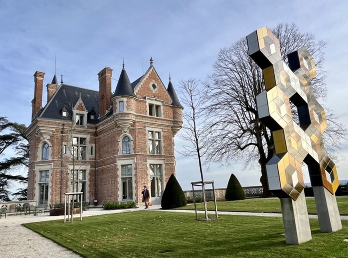 Le château des « Hauts de Sancerre » vu depuis l'extrémité de sa terrasse - Photo : PB