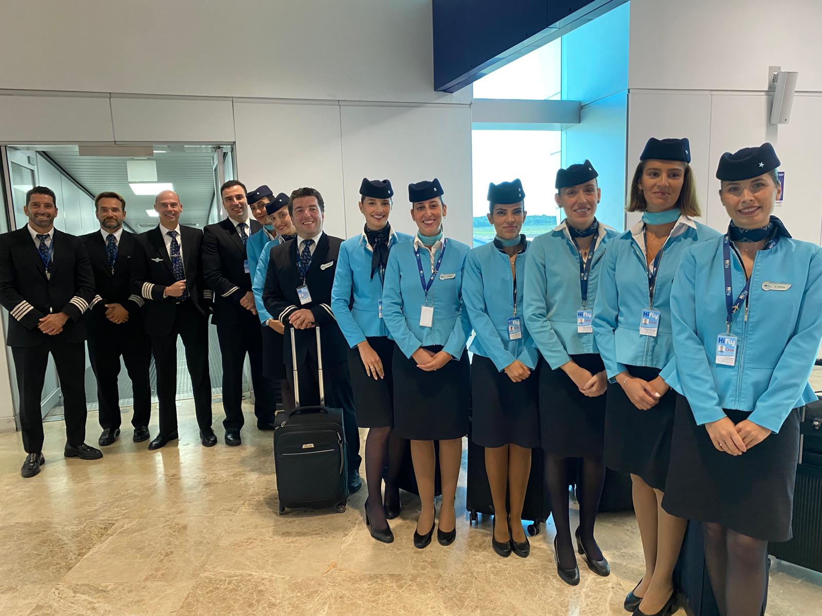 L'équipage de l'Avion A330 affrété par Ciels du Monde - Photo JLR