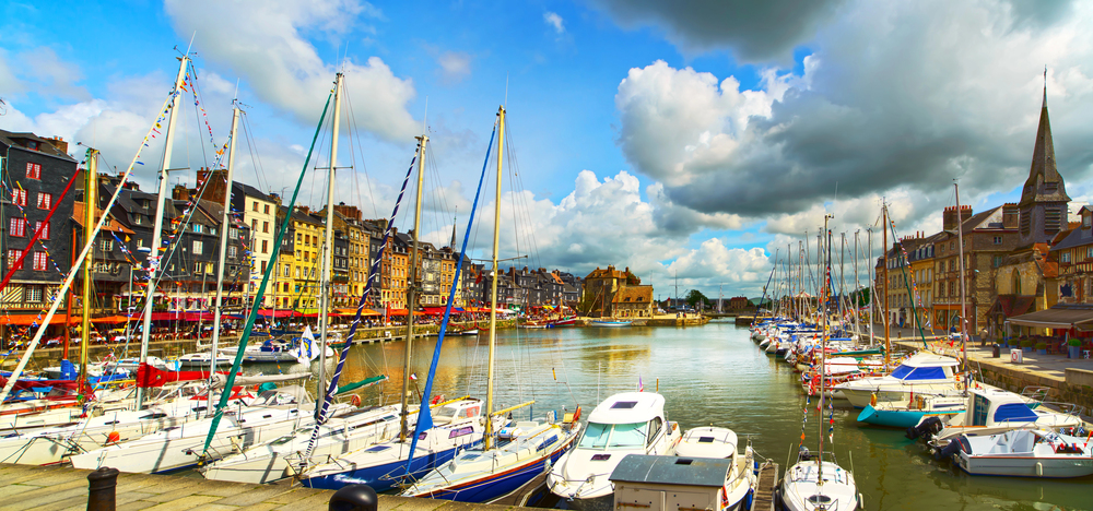 Honfleur, cité des peintres, est devenue une destination touristique incontournable (©StevanZZ/Deposit Photos)