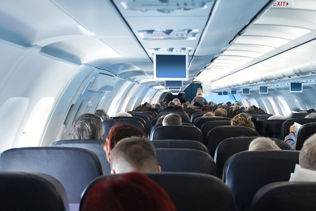 Depuis le début du mois, les voyageurs indisciplinés à bord d’un avion d’expose à une amende de 10.000 €, voire même 20.000 € en cas de récidive. @depositphotos/anterovium