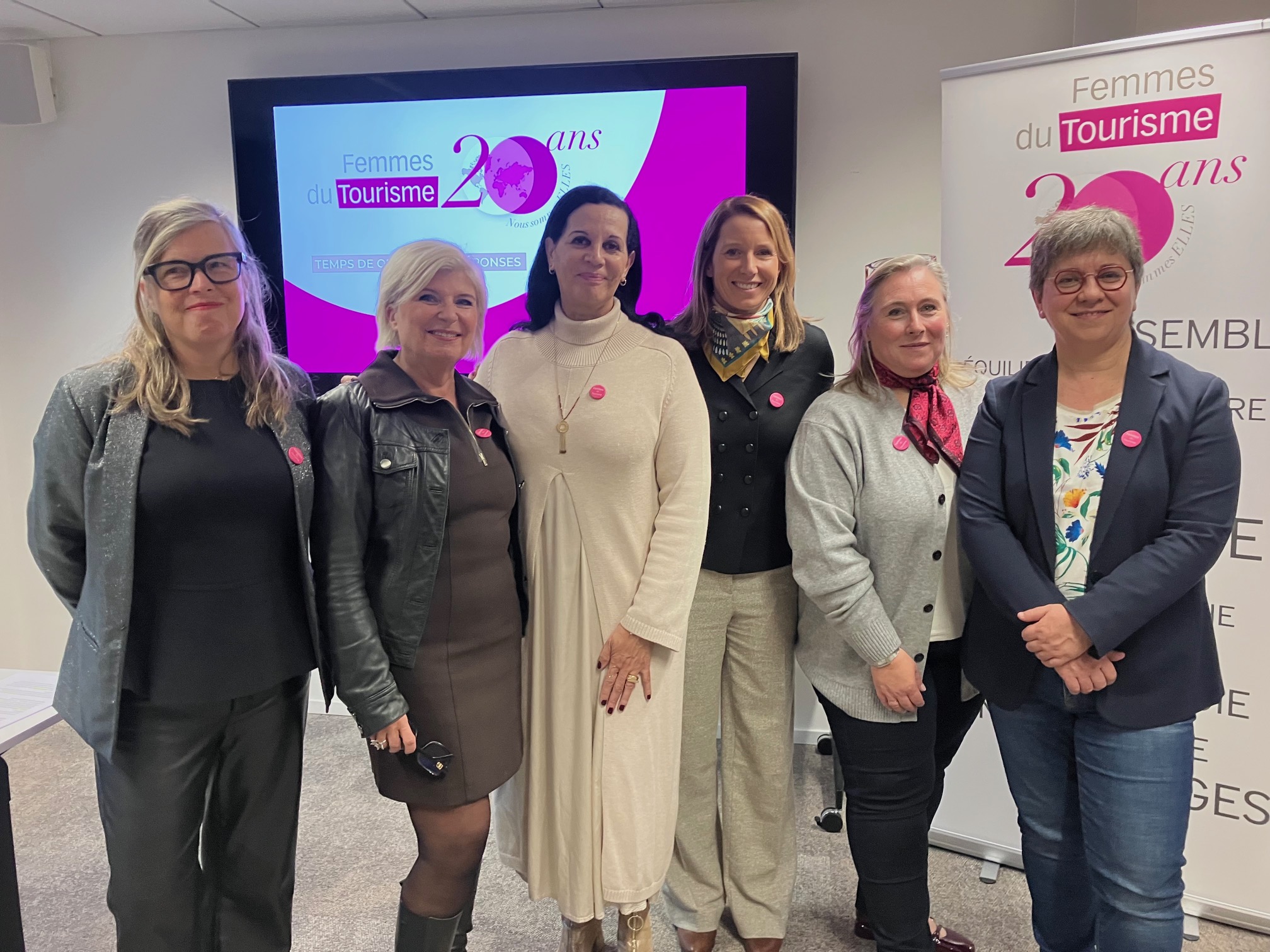 Emmanuelle Llop (en blanc) entourée par une partie du conseil d'administration de Femmes du Tourisme. (c)T.Beaurepère