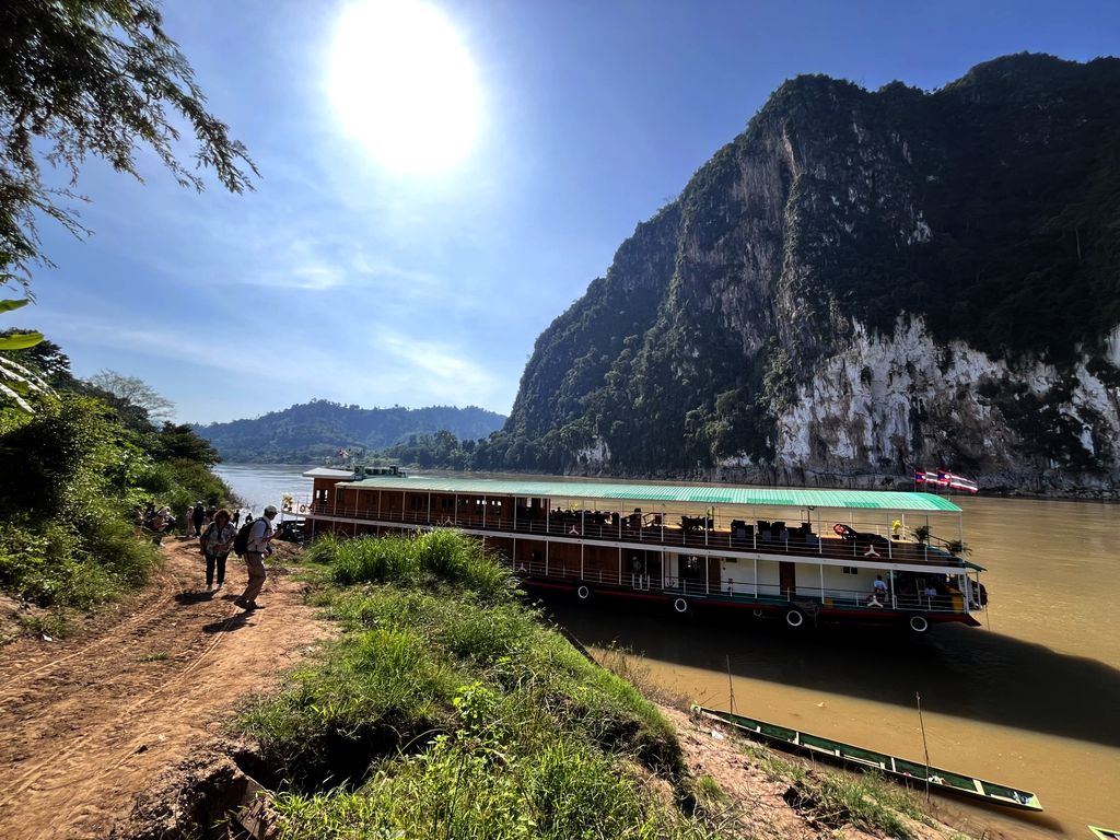 Petit bateau de 14 cabines, le R/V Champa Pandaw 4* peut accoster à peu près partout au bord du Mékong - Photo : PB